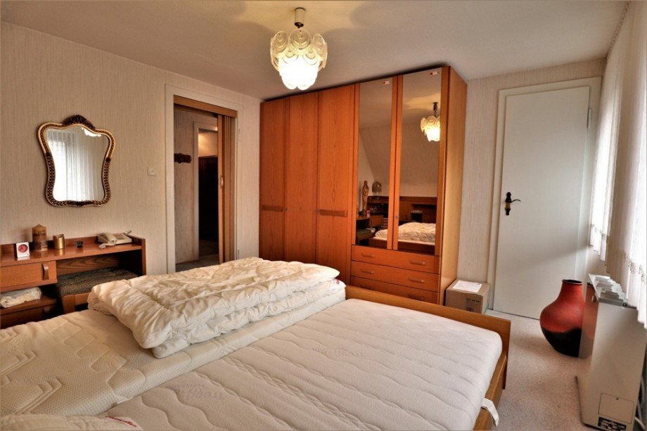 (12) Das Elternschlafzimmer bietet eine praktische Abstellkammer Doppelhaush�lfte Bottrop / Ebel