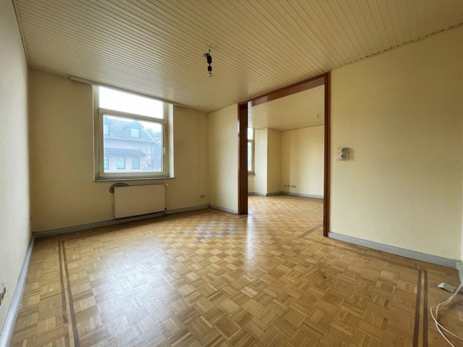 (8) Abgehend vom zentralen Wohnungsflur das ger�umige Schlafzimmer Mehrfamilienhaus M�lheim an der Ruhr / Speldorf