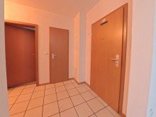 (6) Der Eingangsbereich innerhalb der Wohnung *VERMIETET*