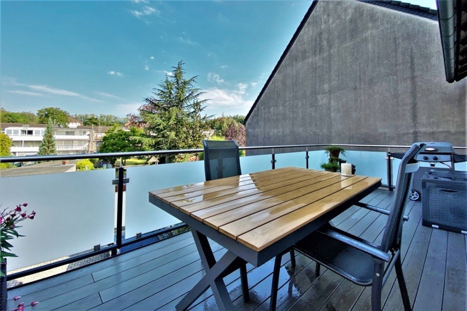 (20) Der auf dem Wintergarten im EG aufgebaute Balkon in nordwestlicher Ausrichtung Mehrfamilienhaus Bottrop / Fuhlenbrock