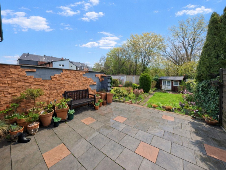 (12) Hier eine erste Impression von den traumhaften Au�enbereichen Reihenmittelhaus Bottrop / Welheim