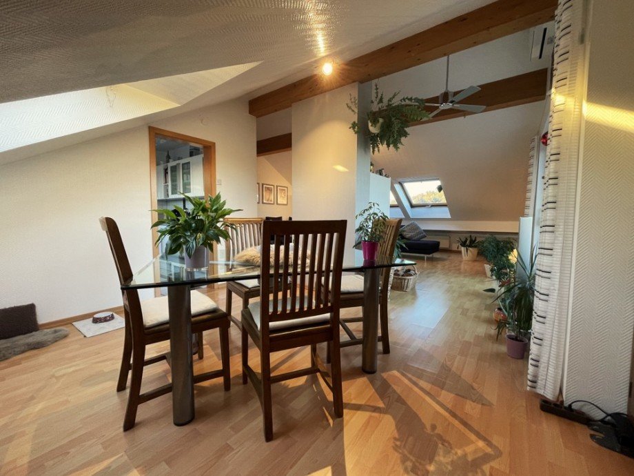 (10) Offen verbunden befindet sich der Essbereich angrenzend an die K�che Dachgeschosswohnung Bottrop / Vonderort