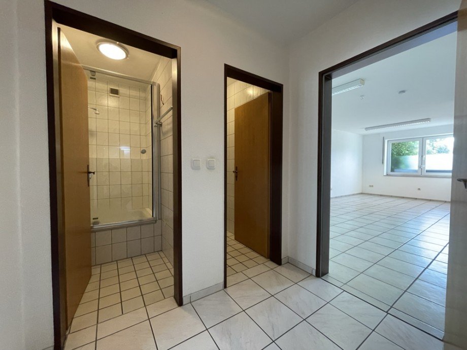 (26) Zentral im Erdgeschoss gelegen befinden sich Sanit�rr�umlichkeiten (WC und Dusche) Halle / Lager / Produktion Bottrop