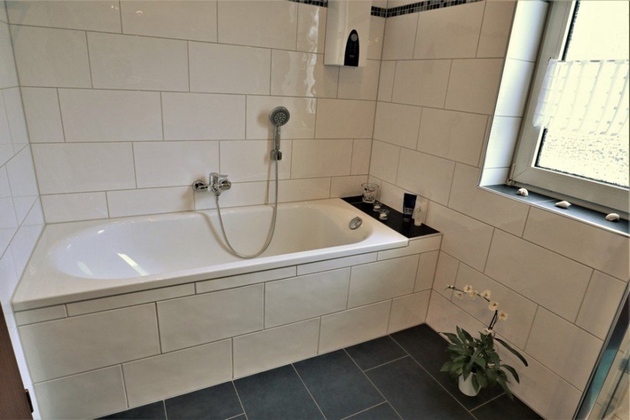 Umfangreich ausgestattet - inklusive einer Dusche und einer Badewanne Etagenwohnung Bottrop / Boy