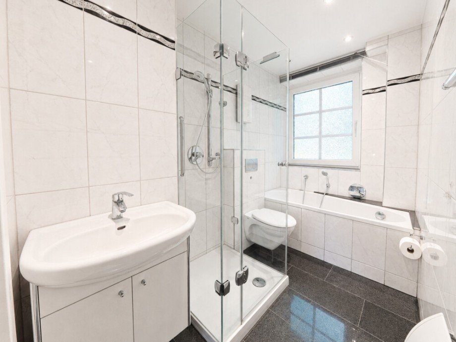 (18) Ein erster Blick in das moderne Badezimmer der Wohnung im Erdgeschoss Mehrfamilienhaus Bottrop / Stadtmitte