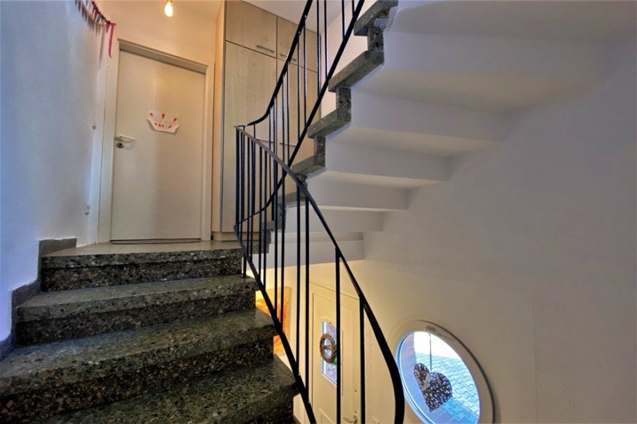 (14) Der Weg durch das Treppenhaus hinauf in das 1. Obergeschoss Mehrfamilienhaus Bottrop / Fuhlenbrock