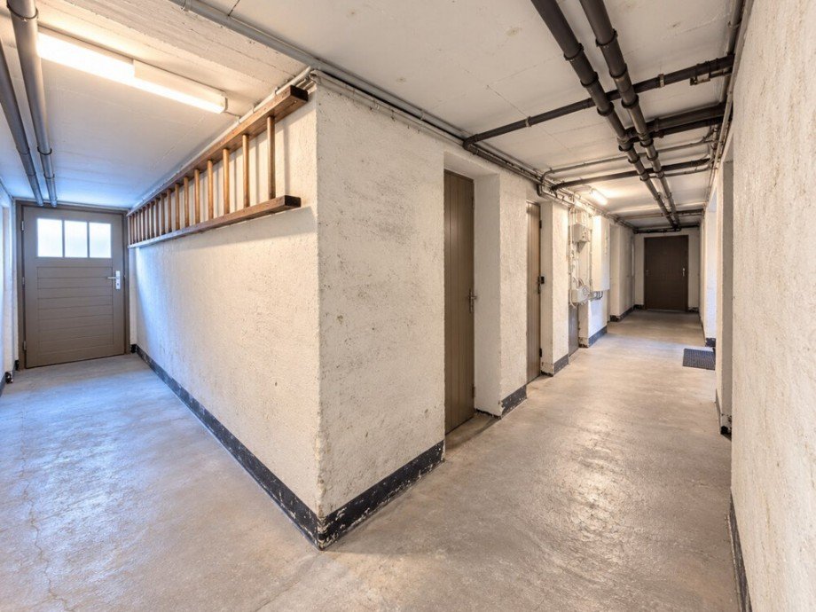 (16) Es folgen Eindr�cke aus dem Kellergeschoss der linken Haush�lfte Mehrfamilienhaus Bottrop / Stadtmitte