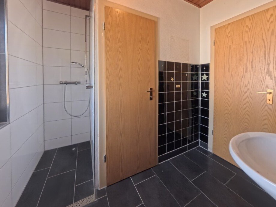 (17) Neben der Dusche befindet sich der Dachbodenaufgang Reihenmittelhaus Bottrop / Batenbrock