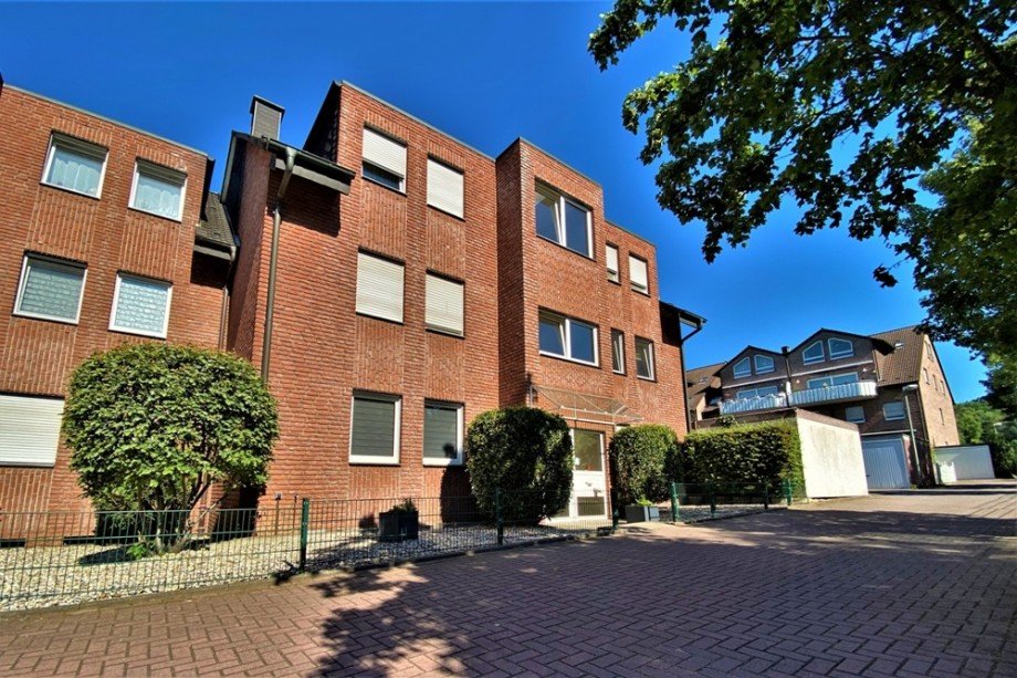 (2) Eine Geb�udeansicht vom Eingangsbereich der gepflegten Immobilie Erdgeschosswohnung Bottrop / Bottrop-Vonderort