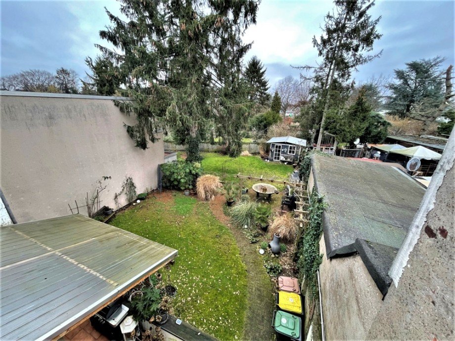 (29) Auf dem Weg hinunter in das Kellergeschoss hier ein Ausblick in den r�ckw�rtigen Garten Mehrfamilienhaus M�lheim an der Ruhr / Speldorf