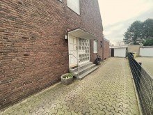 (2) Entlang der PKW Zufahrt zur Garage befindet sich der Hauseingangsbereich *VERKAUFT*