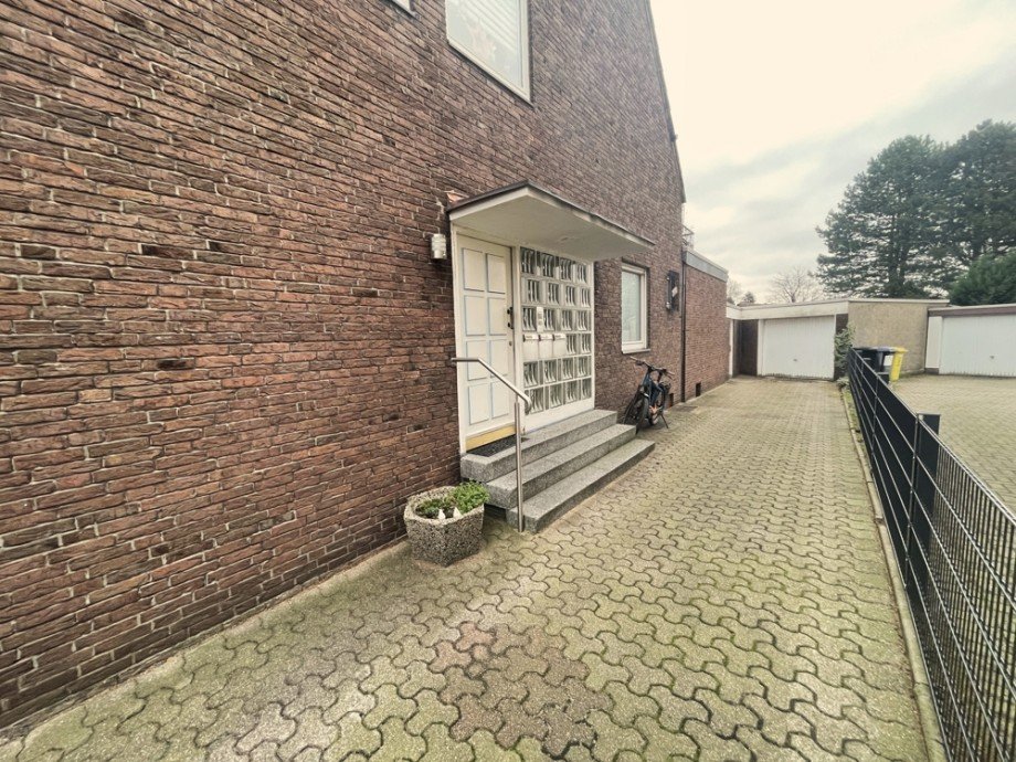 (2) Entlang der PKW Zufahrt zur Garage befindet sich der Hauseingangsbereich Zweifamilienhaus Bottrop