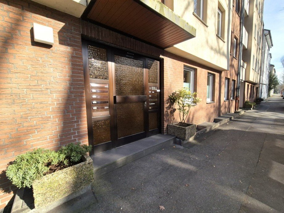 (2) Der Hauseingang ist zentral auf der Geb�udevorderseite gelegen Etagenwohnung Gladbeck