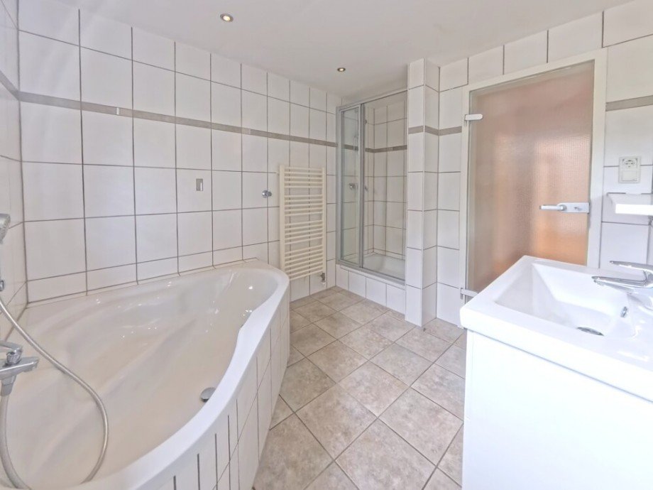 (21) Hier befinden sich u.a. eine Eckbadewanne und eine Dusche Zweifamilienhaus Bottrop / Bottrop-Vonderort