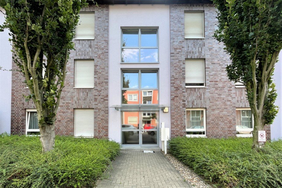 (2) Der gemeinschaftlich genutze Hauseingangsbereich der Immobilie Etagenwohnung Bottrop / Stadtmitte