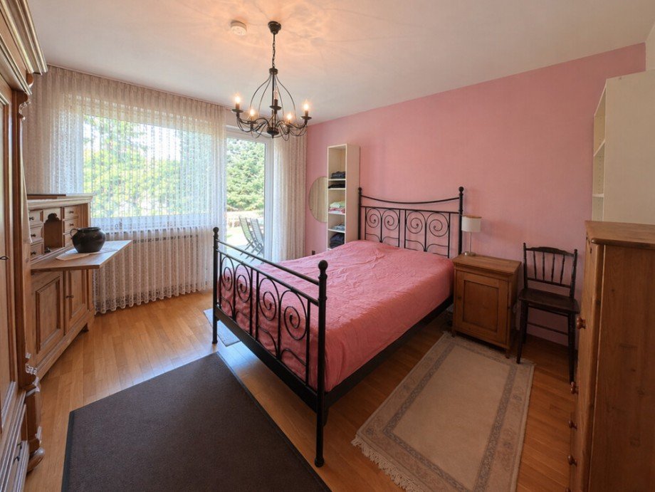 (15) Neben dem Wohnzimmer befindet sich ein erstes Schlafzimmer auf der Geb�uder�ckseite Bungalow Bottrop / Bottrop-Vonderort