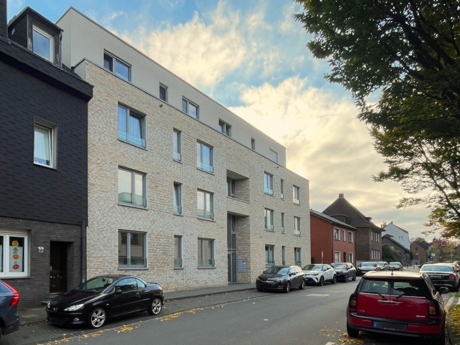 (2) Ein weiterer Blick auf die Geb�udefront von der Stra�enseite Erdgeschosswohnung Bottrop