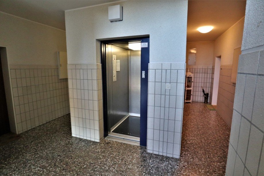 (2) Sie erreichen die Wohnung im 6. OG �ber einen zentralen Aufzug im Hausflur Etagenwohnung Bottrop / Stadtmitte