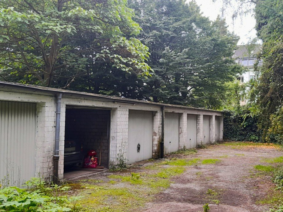 (49) Hier ein Blick auf den r�ckseitigen Garagenhof mit 8 PKW Garagen Haus Gelsenkirchen / Bulmke-H�llen