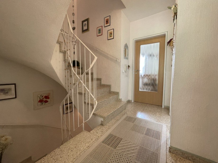 (6) �ber den Treppenaufgang erreichen wir diesen Flur im ersten Obergeschoss Reihenhaus Bottrop / Lehmkuhle