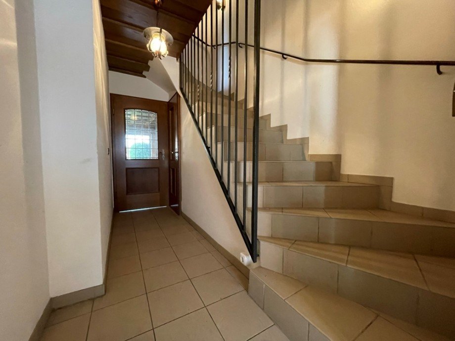 (3) Der weitere Flurverlauf im Erdgeschoss mit Blickrichtung zum Wohnzimmer Reiheneckhaus Bottrop / Fuhlenbrock