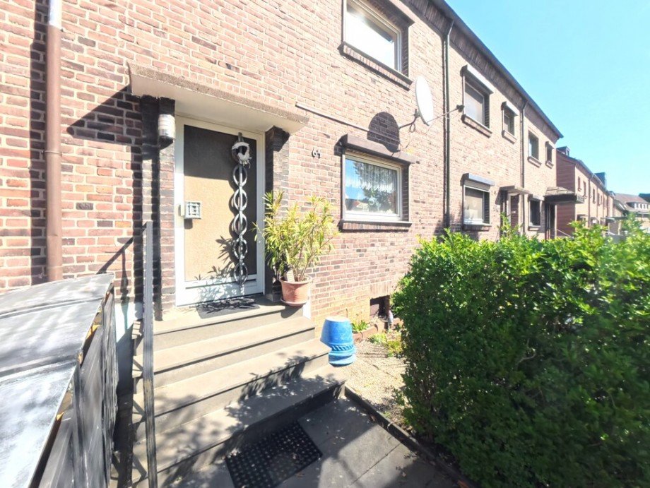 (2) Auf der Geb�udevorderseite befindet sich der Hauseingang Reihenmittelhaus Bottrop / Eigen