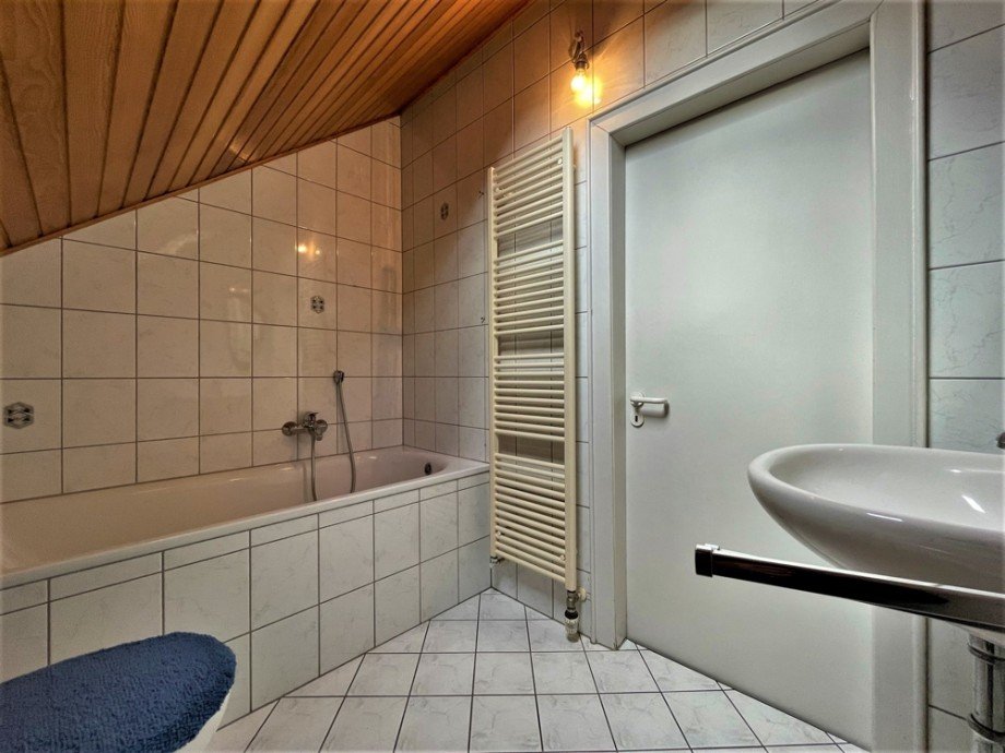 (16) Weiterhin betreten Sie �ber den Wohnungsflur im OG dieses Wannenbadezimmer Doppelhaush�lfte Bottrop / Eigen