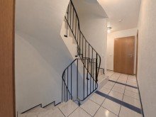 (17) Der Treppenaufgang f�hrt uns nun hinauf in das erste Obergeschoss *VERKAUFT*