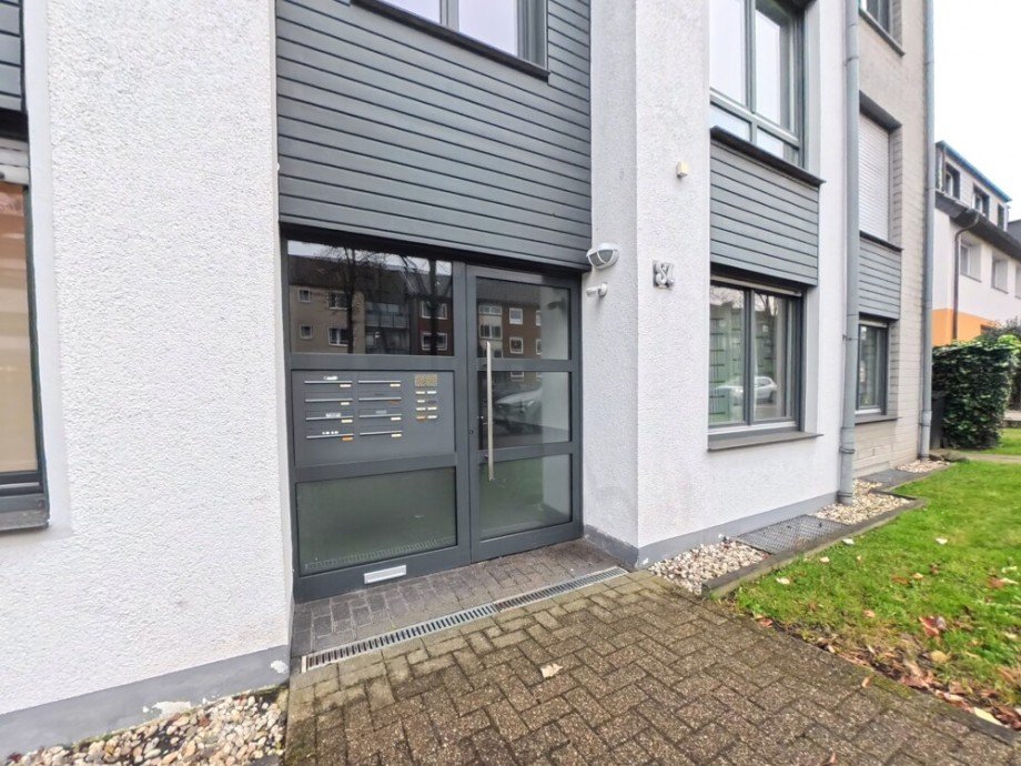 (2) Der Hauseingang befindet sich zentral auf der Geb�udevorderseite Etagenwohnung Bottrop / Stadtmitte