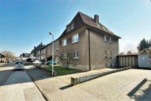 (2) Ein Blick auf die westliche Geb�udeseite inkl. PKW Garage und Einfahrt *VERKAUFT*