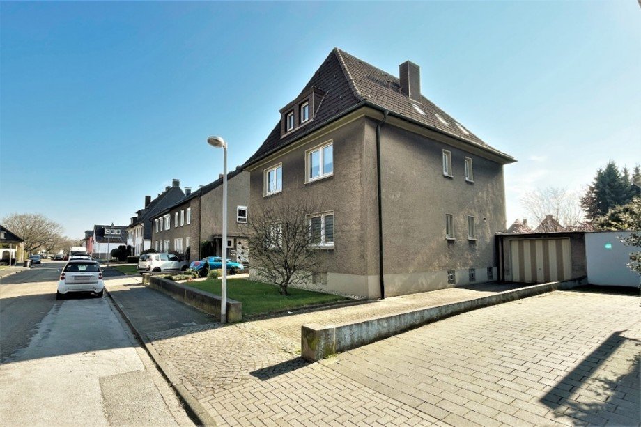 (2) Ein Blick auf die westliche Geb�udeseite inkl. PKW Garage und Einfahrt Mehrfamilienhaus Bottrop / Fuhlenbrock