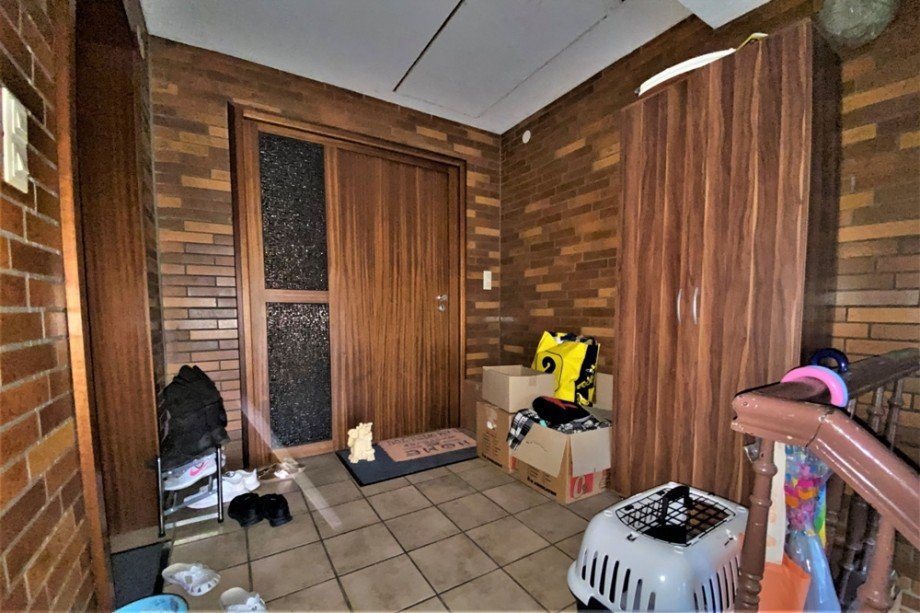 (13) Wohnungseing�nge im Dachgeschoss (Flur wird derzeit ger�umt!) Mehrfamilienhaus Gladbeck / Brauck