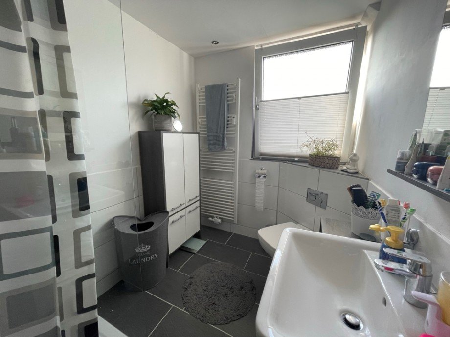 (35) Das moderne Duschbadezimmer im Dachgeschoss Mehrfamilienhaus Bottrop / Fuhlenbrock
