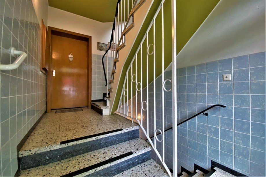 (4) Ein erster Blick in den gemeinschaftlichen Hausflur im Erdgeschoss Mehrfamilienhaus Bottrop / Eigen