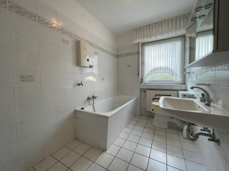(14) Das Wannenbadezimmer im Erdgeschoss Mehrfamilienhaus Bottrop / Fuhlenbrock