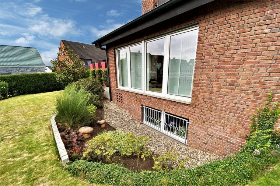 (38) Ein Teil des Kellergeschosses bietet vollwertiges Tageslicht durch diese B�schung Zweifamilienhaus Bottrop / Eigen