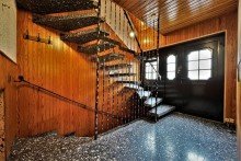(4) Der Hauseingangsbereich mit Blick auf das Treppenhaus *VERKAUFT*