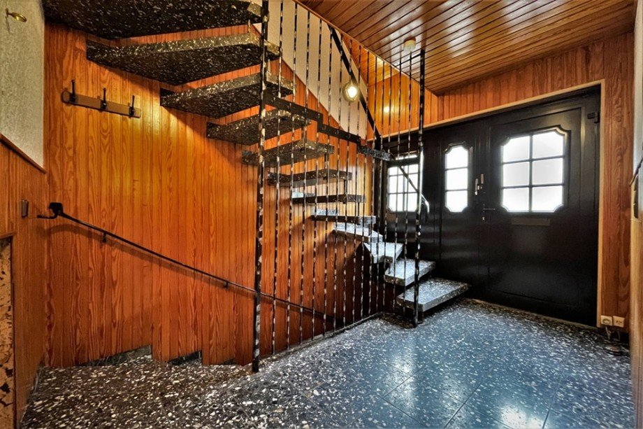 (4) Der Hauseingangsbereich mit Blick auf das Treppenhaus Doppelhaush�lfte Bottrop / Batenbrock