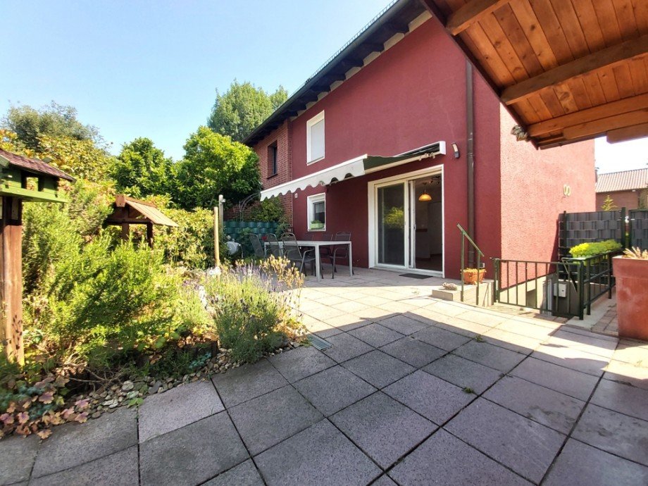 (10) Eine erste Impression von der Geb�uder�ckseite mit gro�z�gigen Terrassenfl�chen Doppelhaush�lfte Oberhausen / Osterfeld-Ost