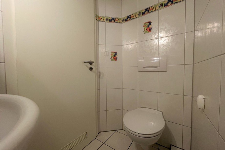 (9) �ber den Wohnungsflur betreten wir ein praktisches G�ste WC Etagenwohnung Bottrop / Stadtmitte