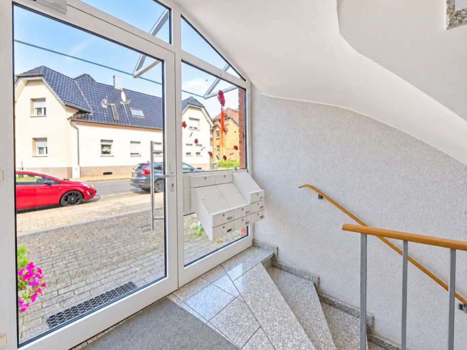 (3) Eine erste Impression des hellen Hauseingangs im Erdgeschoss Etagenwohnung Bottrop / Batenbrock