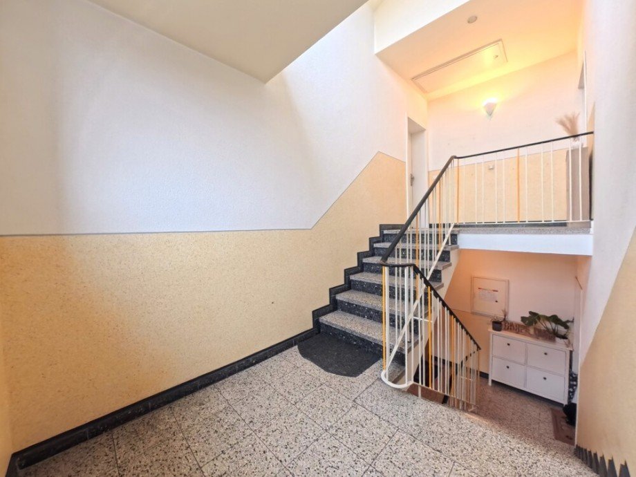 (4) Das gepflegte Treppenhaus f�hrt Sie hinauf zur Wohnung Dachgeschosswohnung Bottrop / Batenbrock