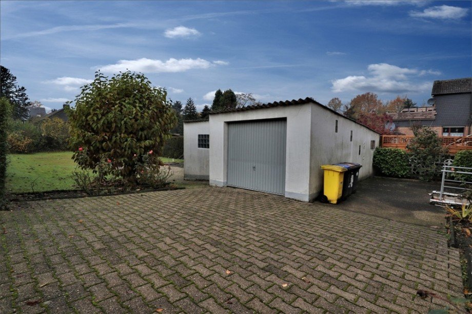 (22) Vor der Garage ist ausreichend Stellplatzfl�che f�r zwei PKWs Doppelhaush�lfte Bottrop / Ebel