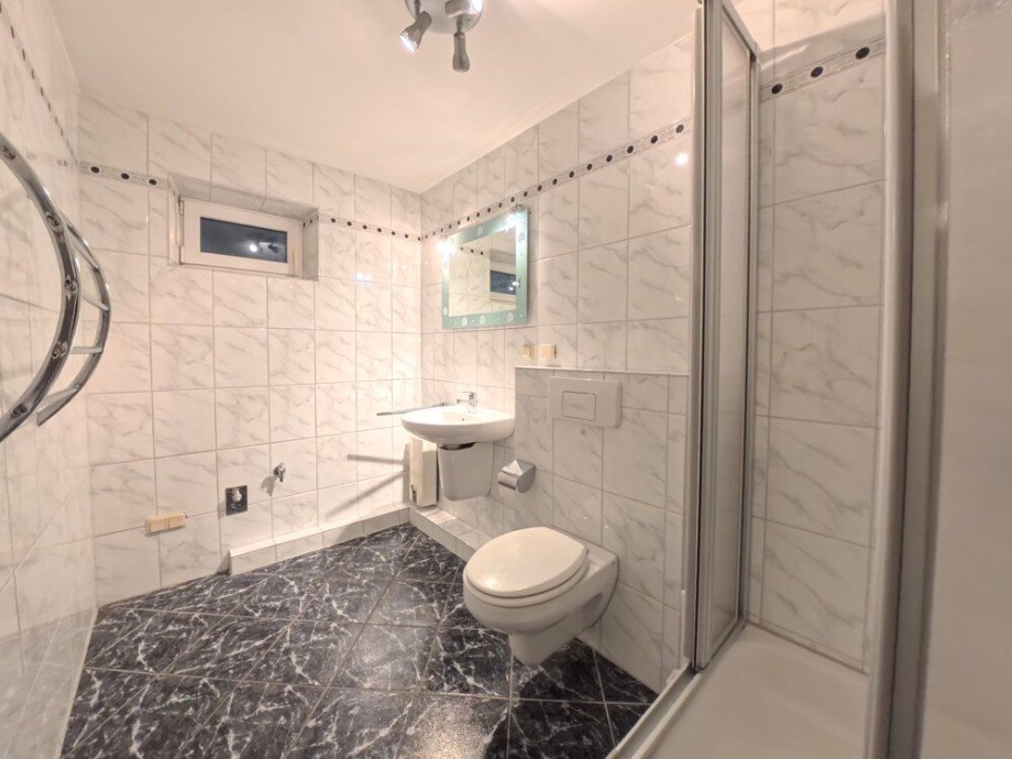 (18) Zun�chst blicken wir im Souterrain in das zweite Badezimmer der Wohnung Erdgeschosswohnung Bottrop / Fuhlenbrock