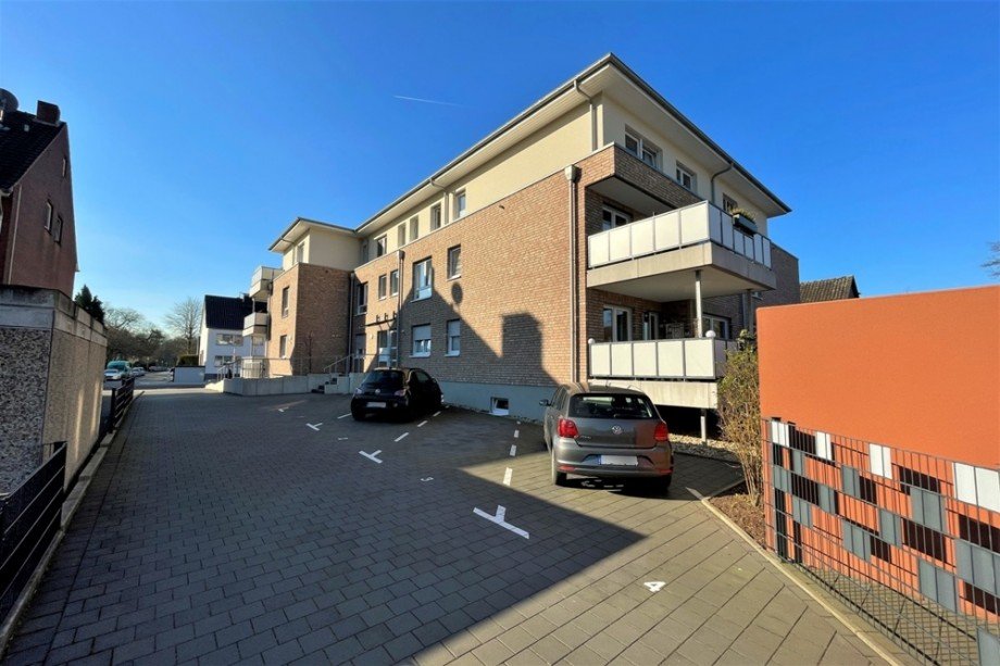 (24) �ber die seitlich gelegenen Zufahrt gelangen Sie auf den Garagenhof Etagenwohnung Bottrop / Grafenwald