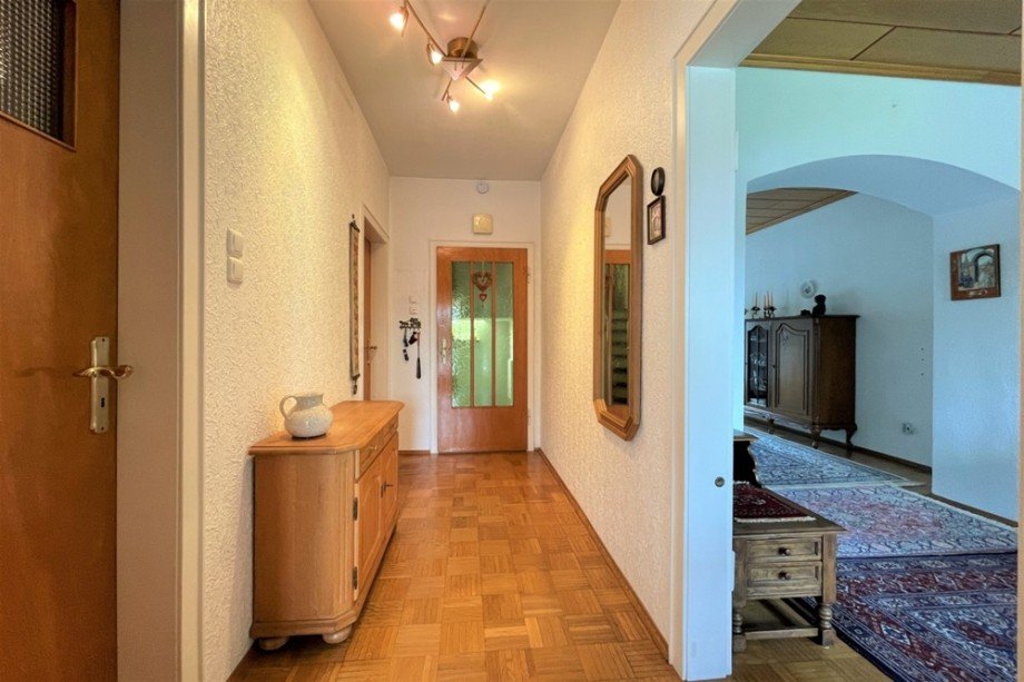 (24) Ein Blick in den l�nglichen Flur im Obergeschoss Mehrfamilienhaus Bottrop / Eigen