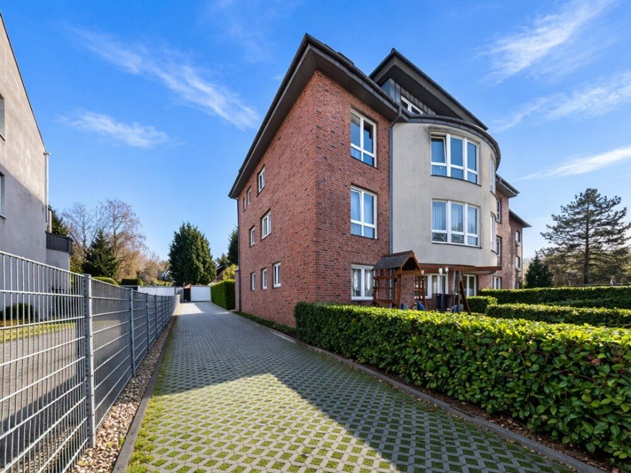 (25) Entlang dieser Einfahrt erreichen Sie den r�ckw�rtigen Garagenhof Dachgeschosswohnung Bottrop / Stadtmitte