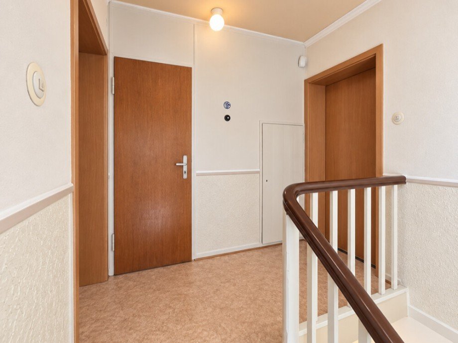 (15) Die Wohnungseing�nge im Dachgeschoss inkl. Dachbodenzugang Mehrfamilienhaus Bottrop / Stadtmitte