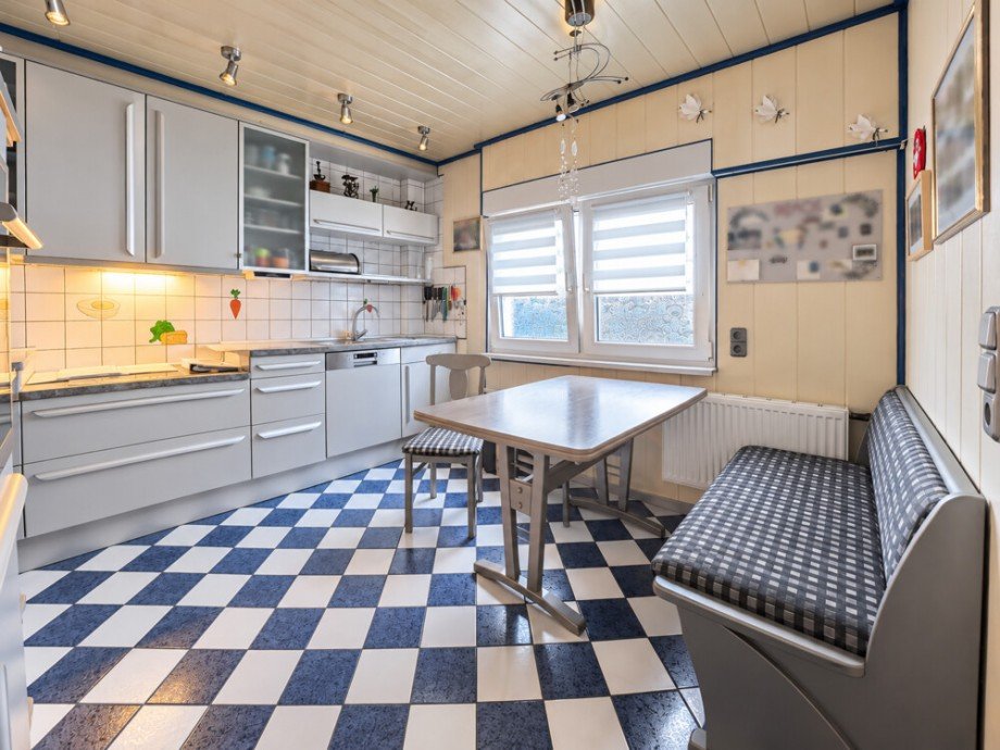 (10) Ein Blick in die K�che auf der Geb�udevorderseite Reihenmittelhaus Bottrop / Welheim