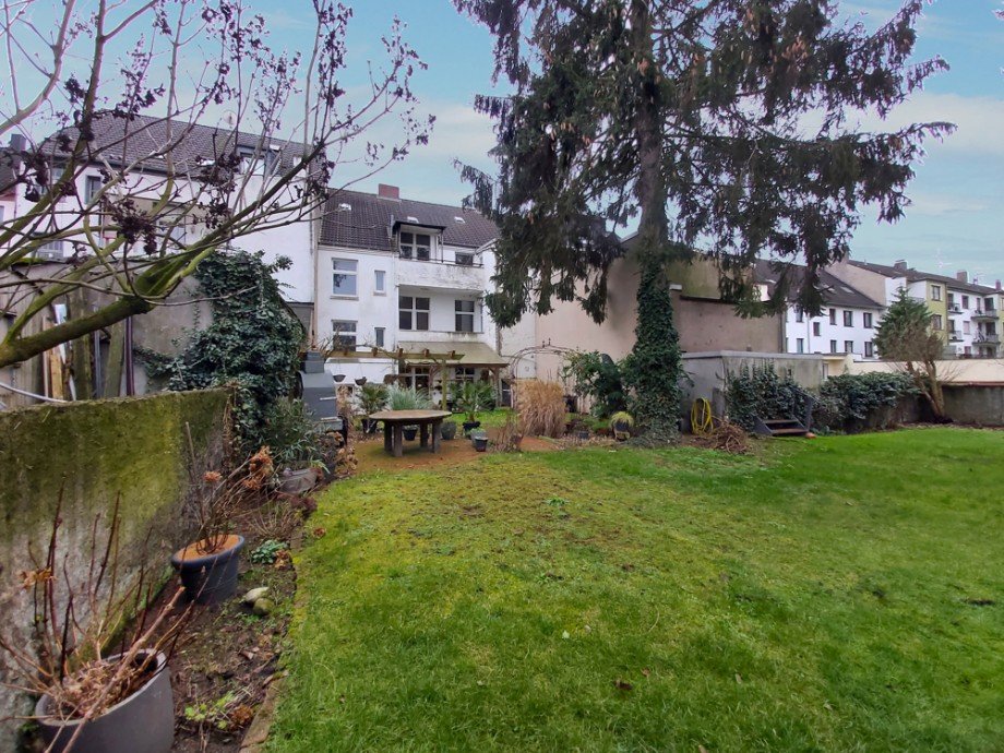 (35) Eine weitere R�ckansicht des Geb�udes mit den angrenzenden Gartenfl�chen Mehrfamilienhaus M�lheim an der Ruhr / Speldorf